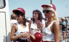 Magyarország, Hungaroring, Mogyoród, Formula-1 első magyar nagydíj, rajtrácslányok., 1986, Urbán Tamás, színes, Forma-1, Marlboro-márka, rajtrácslányok, Fortepan #125451