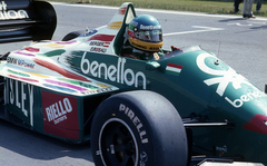 Magyarország, Hungaroring, Mogyoród, Formula-1 első magyar nagydíj, a rajtrácson a Benetton-BMW csapat versenyautója és Gerhard Berger a rajt előtt., 1986, Urbán Tamás, színes, Pirelli-márka, Forma-1, Benetton-márka, Fortepan #125459