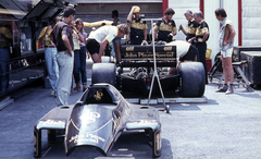 Magyarország, Hungaroring, Mogyoród, Formula-1 első magyar nagydíj, a Lotus-Renault csapat kamionja mellett Ayrton Senna versenyautója., 1986, Urbán Tamás, színes, Forma-1, Fortepan #125469