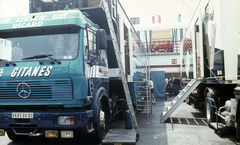 Magyarország, Hungaroring, Mogyoród, Formula-1 első magyar nagydíj, balra a Ligier-Renault csapat kamionja., 1986, Urbán Tamás, színes, Mercedes-márka, Forma-1, Fortepan #125470