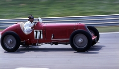 Magyarország, Hungaroring, Mogyoród, Formula-1 első magyar nagydíj, régi versenyautók bemutatója. A Maserati 8CM versenyautó volánjánál Varga Jenő veterán autó gyűjtő., 1986, Urbán Tamás, színes, olasz gyártmány, Maserati-márka, Forma-1, Maserati 8CM, Fortepan #125475