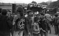 Magyarország, Budapest I., Várkert Bazár, Budai Ifjúsági Park, a parkbúcsúztató koncert közönsége., 1984, Urbán Tamás, béke, jelkép, Budapest, Fortepan #125531