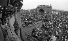 Magyarország, Budapest I., Várkert Bazár, Budai Ifjúsági Park, a parkbúcsúztató koncert közönsége., 1984, Urbán Tamás, Budapest, Fortepan #125551