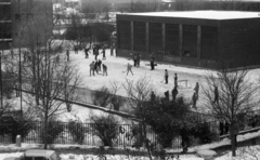 Magyarország, Budapest XI., Bogdánfy utca 5/b, Bogdánfy Ödön Általános Iskola (később Kürt Alapítványi Gimnázium) udvara., 1984, Urbán Tamás, Budapest, Lágymányosi lakótelep, Fortepan #125586