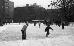 Magyarország, Budapest XI., Egry József utca 3., Egry József Általános Iskola (később BME Nemzetközi Gimnázium) udvara, szemben a Stoczek József (Stoczek) utca 19. balra a Lágymányosi utca 23. hátsó frontja., 1984, Urbán Tamás, korcsolya, Budapest, Fortepan #125596