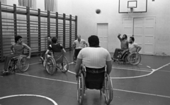 Magyarország, 1985, Urbán Tamás, kerekesszék, tornaterem, bordásfal, kosárlabda, kosárlabda palánk, parasport, Fortepan #125643