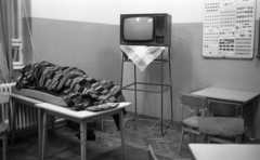 Magyarország, Miskolc, Petőfi Sándor utca 18., mentőállomás, pihenő., 1984, Urbán Tamás, útjelző tábla, TV készülék, TV állvány, takaró, fekhely, Fortepan #125657