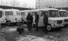 Magyarország, Miskolc, Petőfi Sándor utca 18., mentőállomás, mentőautó bikázása (segéd akkumulátorról történő indítása) egy fagyos hajnalon., 1984, Urbán Tamás, Nysa-márka, mentőautó, rendszám, Nysa 522, Fortepan #125673