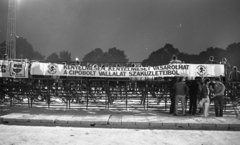 Magyarország, Városliget, Budapest XIV., Műjégpálya, az Omega együttes koncertjére épített lelátó., 1984, Urbán Tamás, felirat, Budapest, Fortepan #125704