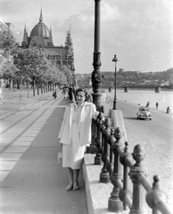 Magyarország, Budapest V., Széchenyi rakpart a Margit híd felől nézve, háttérben a Parlament., 1954, Szent-tamási Mihály, Budapest, kosztüm, hölgy, korlát, retikül, Fortepan #12575