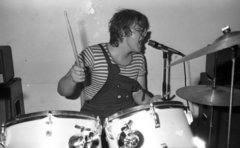 Hungary, Budapest XVI., Margit utca, Ikarus Művelődési Ház. Ványi Tamás a Modell"S" punkzenekar dobosa., 1982, Urbán Tamás, Budapest, drummer, Amati-brand, cymbal, Fortepan #125752