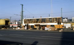 Magyarország, Budapest VIII., Kerepesi út, KGST piac, háttérben a Keleti pályaudvar kerítése., 1989, Urbán Tamás, színes, autóbusz, Budapest, lengyel piac, rendszerváltás, Fortepan #125794