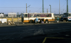 Magyarország, Budapest VIII., Kerepesi út, KGST piac, háttérben a Keleti pályaudvar kerítése., 1989, Urbán Tamás, színes, autóbusz, Budapest, lengyel piac, rendszerváltás, Fortepan #125795