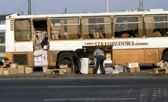 Magyarország, Budapest VIII., Kerepesi út, KGST piac a Keleti pályaudvar közelében., 1989, Urbán Tamás, színes, autóbusz, Budapest, lengyel piac, Ikarus-márka, rendszerváltás, Fortepan #125798