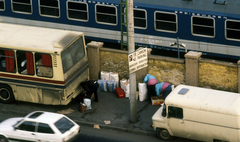 Magyarország, Budapest VIII., Kerepesi út, KGST piac, háttérben a Keleti pályaudvar kerítése., 1989, Urbán Tamás, színes, Budapest, lengyel piac, rendszerváltás, Fortepan #125801