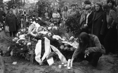 Hungary, Budapest IV., Megyeri úti temető. A felvétel Radics Béla rockzenész, gitáros temetésén készült., 1982, Urbán Tamás, funeral, Budapest, wreath, Fortepan #125815