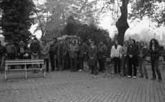 Hungary, Budapest IV., Megyeri úti temető. A felvétel Radics Béla rockzenész, gitáros temetésekor készült., 1982, Urbán Tamás, funeral, Budapest, Fortepan #125817