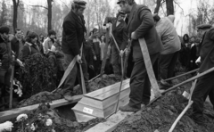 Hungary, Budapest IV., Megyeri úti temető. A felvétel Radics Béla rockzenész, gitáros temetésén készült., 1982, Urbán Tamás, funeral, Budapest, Fortepan #125818