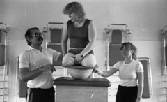 Hungary, Budapest XII., Szanatórium utca 19., Országos Orvosi Rehabilitációs Intézet. Balra dr. Laczkó Magyar György., 1985, Urbán Tamás, exercise, disabled, amputation, Budapest, Fortepan #125823