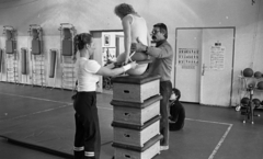 Hungary, Budapest XII., Szanatórium utca 19., Országos Orvosi Rehabilitációs Intézet. Középen áll dr. Laczkó Magyar György., 1985, Urbán Tamás, exercise, disabled, amputation, Budapest, Fortepan #125824