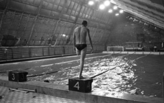 Hungary, Budapest XII., Szanatórium utca 19., Országos Orvosi Rehabilitációs Intézet., 1985, Urbán Tamás, swimming, swimming pool, fight, man, water, disabled, water sports, crutch, amputation, water therapy, perseverance, Budapest, starting block, Fortepan #125828