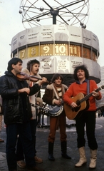 Németország, Berlin, Kelet-Berlin, Alexanderplatz, háttérben a világóra., 1983, Urbán Tamás, színes, világóra, NDK, Kelet-Berlin, utcazene, Erich John-terv, bendzsó, hangszer, gitár, hegedű, Fortepan #125856