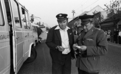 Magyarország, Budapest XVIII., Üllői út (Vörös Hadsereg útja) a Kossuth térnél a Városház utca felé nézve., 1980, Urbán Tamás, mentőautó, rendőr, Budapest, mentő gépkocsivezető, Fortepan #125859