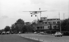 Magyarország, Budaörsi repülőtér, Budapest XI., Pilátus PC-6 típusú repülőgép, háttérben a forgalmi épület., 1980, Urbán Tamás, repülőgép, art deco, Budapest, lajstromjel, Pilatus-márka, Pilatus PC-6 Porter, Fortepan #125878