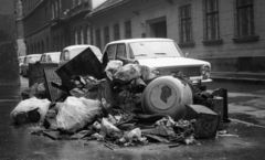 Magyarország, Budapest VII., Nagy Diófa utca, a 9. számú háztól a Dohány utca felé nézve, lomtalanítás., 1979, Urbán Tamás, szovjet gyártmány, Lada-márka, automobil, Budapest, lomtalanítás, szemét, Fortepan #125910