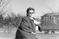 Hungary, Budapest I., Vérmező, háttérben a Mikó utca és Attila út sarkán álló épület., 1966, Fortepan, portrait, shades, bench, lady, scarf, winter coat, Budapest, Fortepan #1261