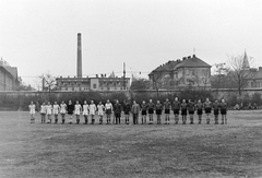 Magyarország, Budapest VIII., Orczy kert, sportpályája. Háttérben a Május 1 Ruhagyár és a Heim Pál Gyermekkórház, 1954, Szent-tamási Mihály, Budapest, katona, sportbíró, futballcsapat, Fortepan #12610