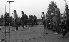 Magyarország, Budapest III., Óbudai-sziget, az Óbudai Ifjúsági Nap rendezvénye 1983. május 7-én. Balra Nagy Feró és Trunkos András, mögöttük a gitáros Vedres József., 1983, Urbán Tamás, zenekar, mikrofon, színpad, koncert, Budapest, dobos, Fortepan #126117