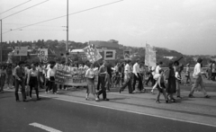 Magyarország, Budapest II., békedemonstráció résztvevői a Margit hídon, háttérben a Rózsadomb., 1983, Urbán Tamás, Budapest, Fortepan #126120