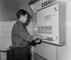 Magyarország, Budapest VIII., Keleti pályaudvar, az Utasellátó Vállalat cigaretta automatája a csarnokban., 1968, Bauer Sándor, Budapest, Fortepan #126163