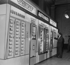 Magyarország, Budapest VIII., Keleti pályaudvar, az Utasellátó Vállalat ital és étel automatája a csarnokban., 1968, Bauer Sándor, automata, Budapest, Fortepan #126165