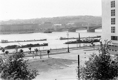 Magyarország, Budapest V., a mai Olimpia park területe, a Széchenyi rakpart a Balassi Bálint (Személynök) utcából nézve. Szemben a Margit híd és a Rózsadomb., 1950, Szent-tamási Mihály, hajó, uszály, vontatóhajó, gőzhajó, lapátkerekes hajó, Kelet/Ohotszk/Enns hajó, Budapest, Fortepan #12630