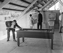 Hungary, Balatonfüred, Hotel Annabella, kerti bár és játékterem., 1970, Bauer Sándor, billiard table, pinball, arcade room, slot machine, Fortepan #126305