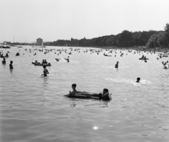 Magyarország, Balatonfüred, Esterházy strand., 1967, Bauer Sándor, strand, gumimatrac, Fortepan #126309