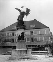 Magyarország, budai Vár, Budapest I., Dísz tér, Honvéd-szobor (Zala György, 1893.) háttérben a Muskétás étterem., 1969, Bauer Sándor, szobor, Budapest, Fortepan #126316