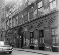 Magyarország, Budapest VII., Holló utca 4., a kapu két oldalán Dr. Kohn Sámuel főrabbi és Goldziher Ignác orientalista egyetemi tanár emléktáblája., 1969, Bauer Sándor, utcakép, rendszám, Budapest, Ford Taunus P5, Fortepan #126365