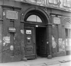 Magyarország, Budapest VII., Holló utca 4., a kapu két oldalán Dr. Kohn Sámuel főrabbi és Goldziher Ignác orientalista egyetemi tanár emléktáblája., 1969, Bauer Sándor, Budapest, Fortepan #126366