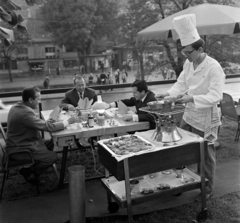 Magyarország, Budapest XII.,Budapest II., Szilágyi Erzsébet fasor 47., a Budapest körszálló grillterasza, szemben a Fogaskerekű végállomása., 1969, Bauer Sándor, Budapest, Fortepan #126385