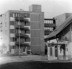 Magyarország, Budapest II., Fazekas utca, jobbra a Kacsa utca sarkán a Rózsafa étterem. Szemben a Horvát utca 1. számú ház., 1969, Bauer Sándor, Budapest, Fortepan #126386