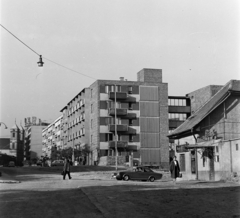 Magyarország, Budapest II., Fazekas utca, jobbra a Kacsa utca sarkán a Rózsafa étterem. Szemben a Horvát utca a Margit körút (Mártírok útja) és az Országúti ferences templom., 1969, Bauer Sándor, Budapest, Fortepan #126389