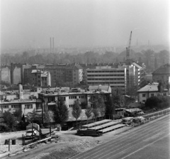 Magyarország, Budapest II., Kolozsvári Tamás utcai sporttelep (később Panoráma Sportközpont), szemben a Lajos utca - Lukács utca sarkon épülő PM Számítóközpont, háttérben a Margitsziget fái., 1969, Bauer Sándor, Budapest, Fortepan #126391