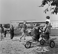 Magyarország, Budapest II., Csatárka úti gyermekváros (ekkor Münnich Ferenc Nevelőotthon, ma Cseppkő Gyermekotthoni Központ)., 1964, Bauer Sándor, óvoda, Budapest, pedálos autó, Fortepan #126393