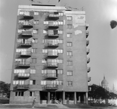 Magyarország, Budapest II., a Fő utca és a Bem rakpart között épült "pontház" a Vitéz utcánál a Nagy Imre (Bolgár Elek) tér felől nézve. Jobbra a háttérben a Parlament., 1969, Bauer Sándor, Budapest, Fortepan #126403