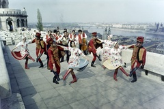 Magyarország, budai Vár,Halászbástya, Budapest I., 1980, Bauer Sándor, színes, népviselet, huszár, cigányzene, Budapest, jelmez, Kalocsai népviselet, tánc, Fortepan #126407