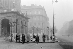 Magyarország, Budapest VI., Andrássy (Sztálin) út, a Magyar Állami Operaház épülete., 1956, Szent-tamási Mihály, kandeláber, lámpaoszlop, köd, Budapest, Fortepan #12641