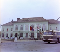 Magyarország, Makó, Széchenyi tér, Korona szálló., 1966, Bauer Sándor, színes, autóbusz, zászló, Ikarus 55, neon lámpa, zászlórúd, neon felirat, szálloda, Fortepan #126424